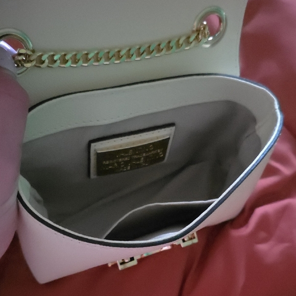 Elegant White Crossbody Bag - Picture 7 of 15